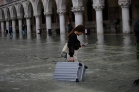 Ngập lụt trên quảng trường San Marco ở Venice, Italy do triều cường cao nhất trong 50 năm qua, ngày 13/11/2019. (Nguồn: THX/TTXVN)