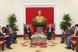 Ông Nguyễn Văn Bình, Uỷ viên Bộ Chính trị, Bí thư Trung ương Đảng, Trưởng Ban Kinh tế Trung ương tiếp ông Timothy Geithner, Chủ tịch Quỹ đầu tư Warburg Pincus, Hoa Kỳ. (Ảnh: Phương Hoa/TTXVN)