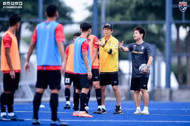 Huấn luyện viên Nishino và các học trò trên sân tập. (Nguồn: Changsuek)