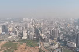Tình trạng ô nhiễm không khí, bụi mịn tại khu vực quận Cầu Giấy. (Ảnh: Thành Đạt/TTXVN)