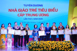 Trưởng Ban Dân vận Trung ương Trương Thị Mai và Bí thư thứ nhất Trung ương Đoàn, Chủ tịch Trung ương Hội Liên hiệp thanh niên Việt Nam Lê Quốc Phong trao Bằng khen cho các nhà giáo trẻ tiêu biểu. (Ảnh: Văn Điệp/TTXVN)