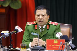 Trung tướng Phạm Văn Các, Cục trưởng Cục Cảnh sát điều tra tội phạm về ma túy thông tin cho phóng viên báo chí. (Ảnh: Doãn Tấn/TTXVN)