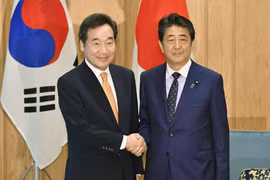 Thủ tướng Nhật Bản Shinzo Abe hội đàm với người đồng cấp Hàn Quốc Lee Nak Yon, ở Tokyo, ngày 24/10. (Nguồn: Reuters)