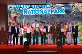 Trao Giấy chứng nhận cho đại diện 4 Vườn Di sản ASEAN mới của Việt Nam. (Ảnh: Chu Quốc Hùng/TTXVN)