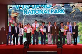 Trao Giấy chứng nhận cho đại diện 4 Vườn Di sản ASEAN mới của Việt Nam. (Ảnh: Chu Quốc Hùng/TTXVN)
