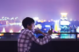 Một người dùng điện thoại di động ở Thượng Hải, Trung Quốc. (Nguồn: Getty Images)