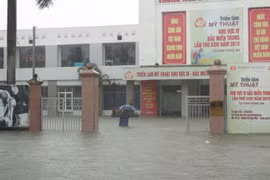 Thành phố Vinh ngập sâu trong nước, chiều 16/10. (Ảnh: Nguyễn Văn Nhật/TTXVN)