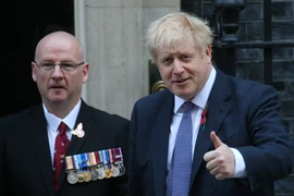 Thủ tướng Anh Boris Johnson (phải) tại số 10 phố Downing, London ngày 28/10/2019. (Nguồn: AFP/TTXVN)