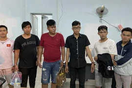 6 đối tượng giả danh cảnh sát hình sự đi cướp tài sản bị công anh bắt giữ. (Nguồn: TTXVN phát)