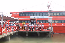 Các đại biểu tham quan tàu Côn Đảo EXPRESS 36. (Ảnh: Ngọc Thiện/TTXVN)