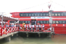Các đại biểu tham quan tàu Côn Đảo EXPRESS 36. (Ảnh: Ngọc Thiện/TTXVN)