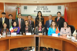 Các nghị sỹ Nhóm Nghị sỹ Hữu nghị Mexico-Việt Nam, Đại sứ Nguyễn Hoài Dương và đoàn đại biểu Ủy ban Văn hóa, Giáo dục, Thanh thiếu niên và Nhi đồng của Quốc hội Việt Nam chụp ảnh chung. (Ảnh: Việt Hùng/Vietnam+)