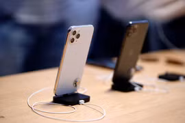 Mẫu điện thoại iPhone 11 Pro của Apple được trưng bày tại cửa hàng ở New York, Mỹ, ngày 21/9/2019. (Nguồn: THX/ TTXVN)