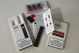 Thuốc lá điện tử do Hãng Juul Labs của Mỹ sản xuất được trưng bày tại Washington DC., ngày 2/10/2018. Ảnh: AFP/TTXVN