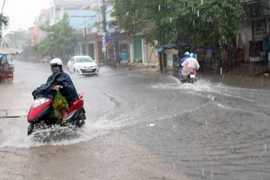 Do mưa lớn với lượng hơn 20mm đã khiến cho một số tuyến đường ở thành phố Tuy Hòa, tỉnh Phú Yên bị ngập. (Ảnh: Xuân Triệu/TTXVN)