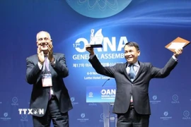 Thay mặt TTXVN, Tổng Giám đốc Nguyễn Đức Lợi nhận Giải thưởng xuất sắc chất lượng thông tấn của OANA do Chủ tịch OANA nhiệm kỳ 2016-2019 Aslan Aslanov trao tặng. (Ảnh: Mạnh Hùng/TTXVN)