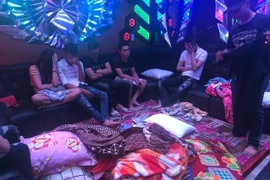Các đối tượng bị tạm giữ tại quán karaoke. (Ảnh: Sỹ Tuyên/TTXVN)