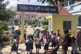 Tạm thời không cho đứng lớp giáo viên ném vở học sinh xuống nền gạch