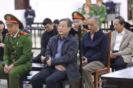 Bị cáo Nguyễn Bắc Son và các bị cáo nghe Viện kiểm sát đề nghị mức án tại phiên tòa. (Ảnh: Doãn Tấn/TTXVN)