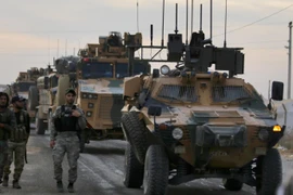Xe quân sự của Thổ Nhĩ Kỳ gần khu vực làng Akcakale dọc biên giới với Syria ngày 11/10. (Nguồn: AFP/TTXVN)