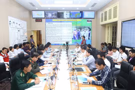 Đại diện ca trực báo cáo Ban Chỉ đạo Trung ương về phòng chống thiên tai về tình hình cơn bão số 6 và mưa lũ sau bão. (Ảnh: Minh Quyết/TTXVN)