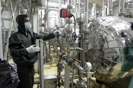 Nhân viên kỹ thuật Iran làm việc tại cơ sở làm giàu urani Isfahan, cách thủ đô Tehran 420km về phía nam, ngày 20/11/2004. (Nguồn: AFP/TTXVN)