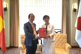 Thứ trưởng Võ Tuấn Nhân, Trưởng đoàn công tác của Việt Nam tham dự Hội nghị Bộ trưởng môi trường ASEAN lần thứ 15 (AMME 15) họp song phương với bà Yubari Sato, Quốc vụ khanh Bộ Môi trường Nhật Bản. (Ảnh: Minh Hưng/Vietnam+)