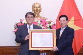 Phó Thủ tướng, Bộ trưởng Bộ Ngoại giao Phạm Bình Minh trao Huân chương Hữu nghị tặng Đại sứ Nhật Bản Kunio Umeda. (Ảnh: Lâm Khánh/TTXVN)