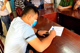 Ông N.V.Đ. bị xử phạt vì tung tai sai sự thật trên mạng xã hội. (Ảnh: Thành Chung/TTXVN)