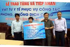 Đại diện gia đình ông Chu Bảo Quế trao tặng vật tư y tế cho UBND huyện Việt Yên, Bắc Giang. (Ảnh: Đồng Thúy/TTXVN)