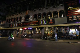 Một nhà hàng lớn trên đường Bùi Viện (quận 1) đã tạm ngừng kinh doanh. (Ảnh: Thành Chung/TTXVN