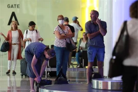 Hành khách đeo khẩu trang phòng tránh lây nhiễm COVID-19 tại sân bay ở Canberra, Australia, ngày 16/3/2020. (Ảnh: THX/ TTXVN)