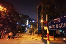 Đoạn phố Trúc Bạch, quận Ba Đình - nơi có nhà riêng của đối tượng mắc COVID-19 được phong toả từ tối 6/3 để lực lượng chức năng tiến hành công tác chuyển những người tiếp xúc gần với đối tượng đến nơi cách ly. (Ảnh: Thành Đạt/TTXVN)