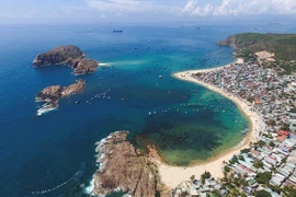 Hòn Khô ở xã Nhơn Hải (TP Quy Nhơn) - điểm đến hấp dẫn du khách. (Ảnh: Nguyễn Dũng/TTXVN phát)