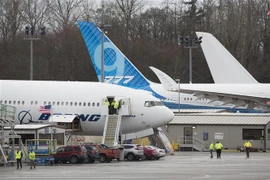 Công nhân của Tập đoàn Boeing làm việc tại xưởng sản xuất Everett thuộc bang Washington, Mỹ. (Ảnh: AFP/TTXVN)