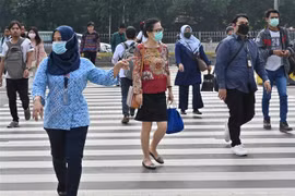 Người dân đeo khẩu trang phòng lây nhiễm COVID-19 tại Jakarta, Indonesia, ngày 19/3/2020. (Ảnh: AFP/TTXVN)
