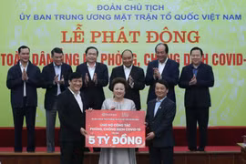 Thủ tướng Nguyễn Xuân Phúc cùng các đại biểu chứng kiến các tổ chức và cá nhân quyên góp ủng hộ công tác phòng, chống dịch COVID-19. (Ảnh: Thống Nhất/TTXVN)