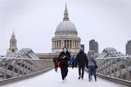 Người dân đeo khẩu trang phòng lây nhiễm COVID-19 tại London, Anh, ngày 9/3/2020. (Ảnh: THX/TTXVN)