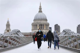 Người dân đeo khẩu trang phòng lây nhiễm COVID-19 tại London, Anh, ngày 9/3/2020. (Ảnh: THX/TTXVN)