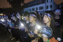 Sinh viên các trường đại học trên địa bàn Hà Nội tham gia chiến dịch Giờ Trái Đất 2019. (Ảnh: Trần Việt/TTXVN)