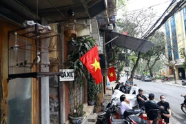 Người dân phố Trúc Bạch quay lại với sinh hoạt thường nhật vốn có trước khi bị cách ly. (Ảnh: Huy Hùng/TTXVN)