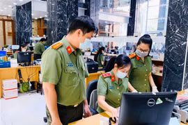 Cán bộ Công an cửa khẩu Tân Sơn Nhất chủ động trang bị đầy đủ khẩu trang trong khi làm nhiệm vụ. (Ảnh: Thành Chung/TTXVN)