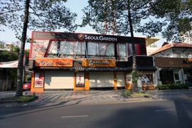 Hai nhà hàng trên đường Nam Kỳ Khởi Nghĩa (quận 3) đã tạm ngừng kinh doanh theo chỉ đạo. (Ảnh: Thành Chung/TTXVN)