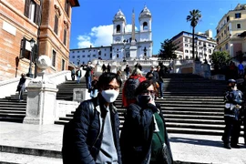  Người dân và du khách đeo khẩu trang phòng lây nhiễm COVID-19 tại Venice, Italy, ngày 8/3. (Ảnh: AFP/TTXVN)