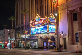 Cảnh vắng vẻ bên ngoài nhà hát El Capitan ở Hollywood, bang California, Mỹ ngày 15/3/2020. (Ảnh: AFP/TTXVN)