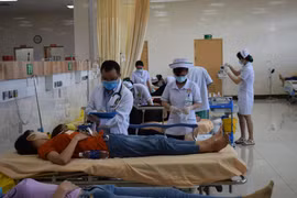 Các công nhân Công ty Kỳ Lợi đang được tiếp tục theo dõi sức khỏe. (Ảnh: Lê Xuân/TTXVN)