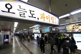 Người dân đeo khẩu trang để phòng tránh lây nhiễm COVID-19 tại nhà ga tàu điện ngầm ở Taegu, Hàn Quốc, ngày 31/3/2020. (Ảnh: THX/TTXVN)