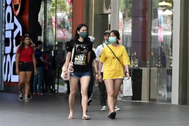 Người dân đeo khẩu trang phòng dịch COVID-2 tại Singapore ngày 26/2/2020. (Ảnh: AFP/TTXVN)