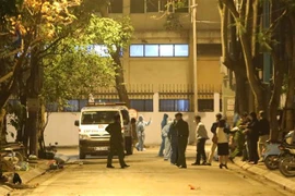 Đoạn phố Trúc Bạch, quận Ba Đình - nơi có nhà riêng của đối tượng mắc COVID-19 được phong toả từ tối 6/3 để lực lượng chức năng tiến hành công tác chuyển những người tiếp xúc gần với đối tượng đến nơi cách ly. (Ảnh: Thành Đạt/TTXVN)