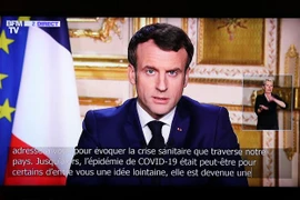 Tổng thống Pháp Emmanuel Macron phát biểu trên Đài truyền hình quốc gia ở Paris, Pháp, ngày 16/3. (Ảnh: THX/TTXVN)